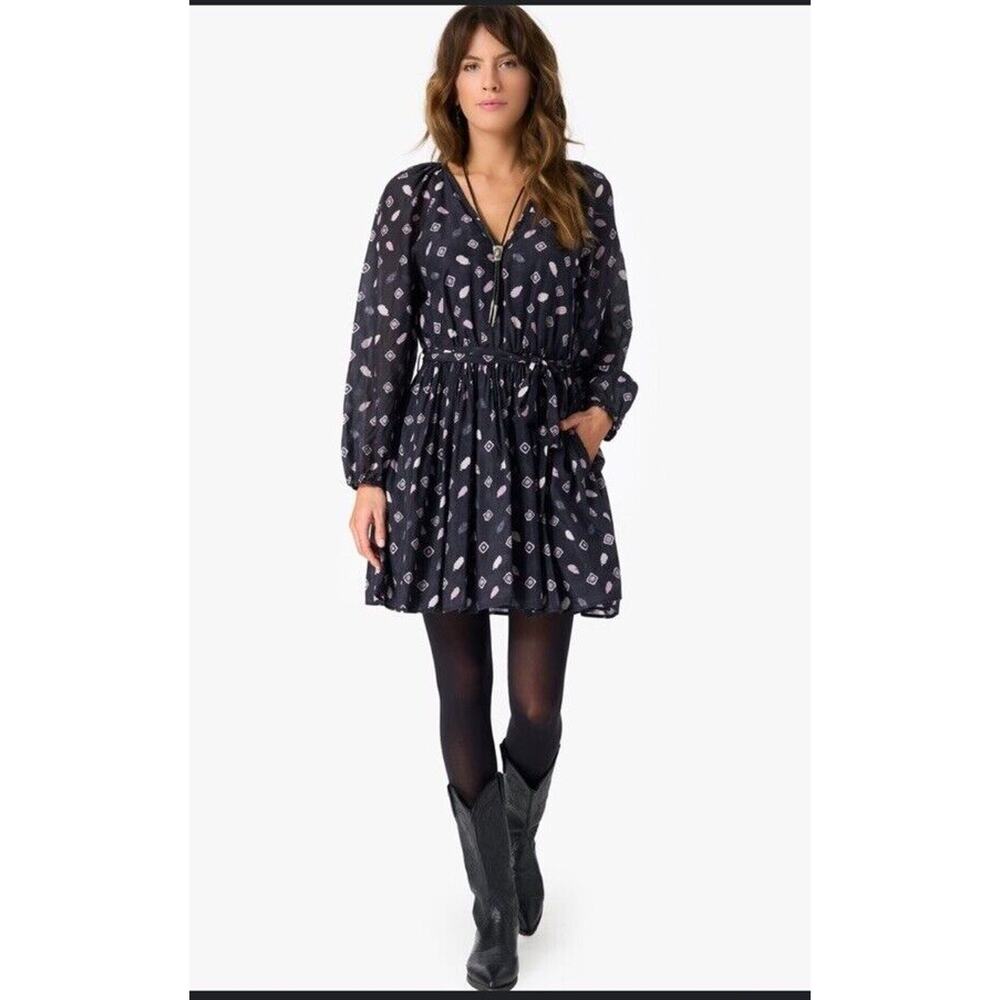 XIRENA SYMONE DRESS IN FOSSIL Flirty Floral Short Dress Vneck Pleated Medium